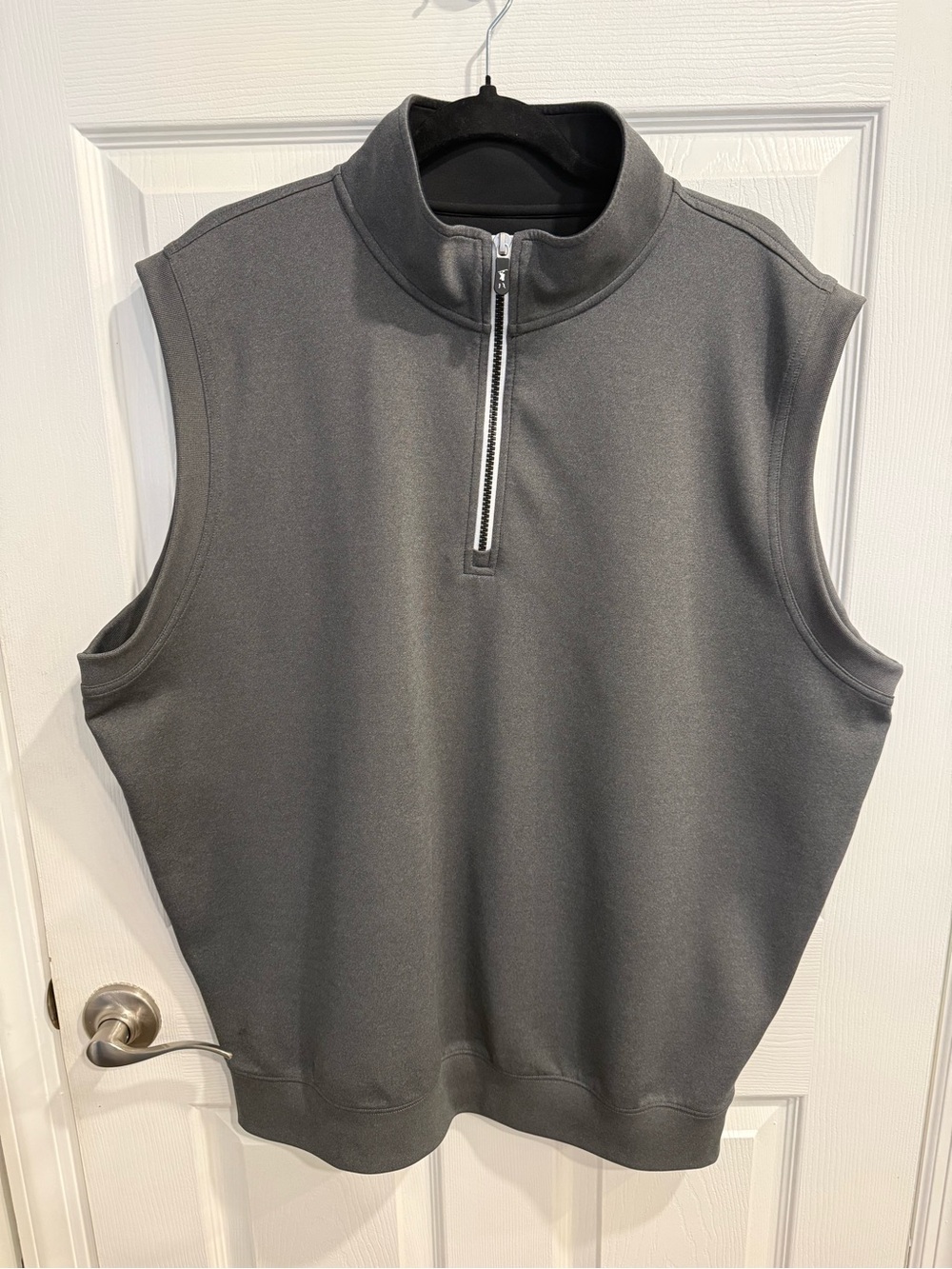 Fairway & Greene Men’s lightweight vest in Black with White Logo